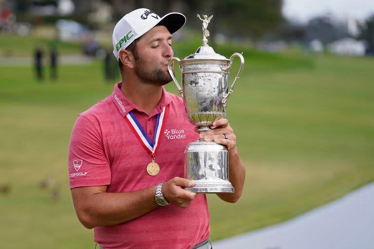  Jon Rahm, de España, besa el trofeo de campeón para los fotógrafos después de la última ronda del US Open, el domingo 20 de junio de 2021, en el campo Torrey Pines, en San Diego