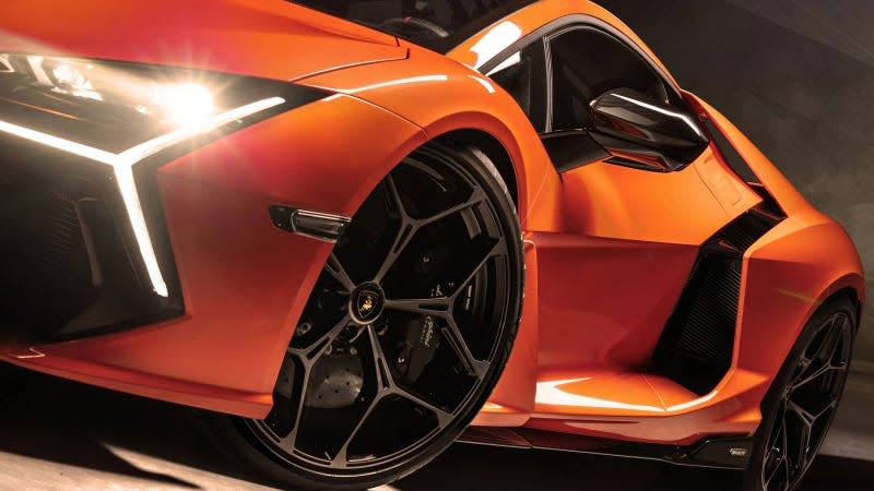 A photo of the front wheel on the Lamborghini Revuelto. 