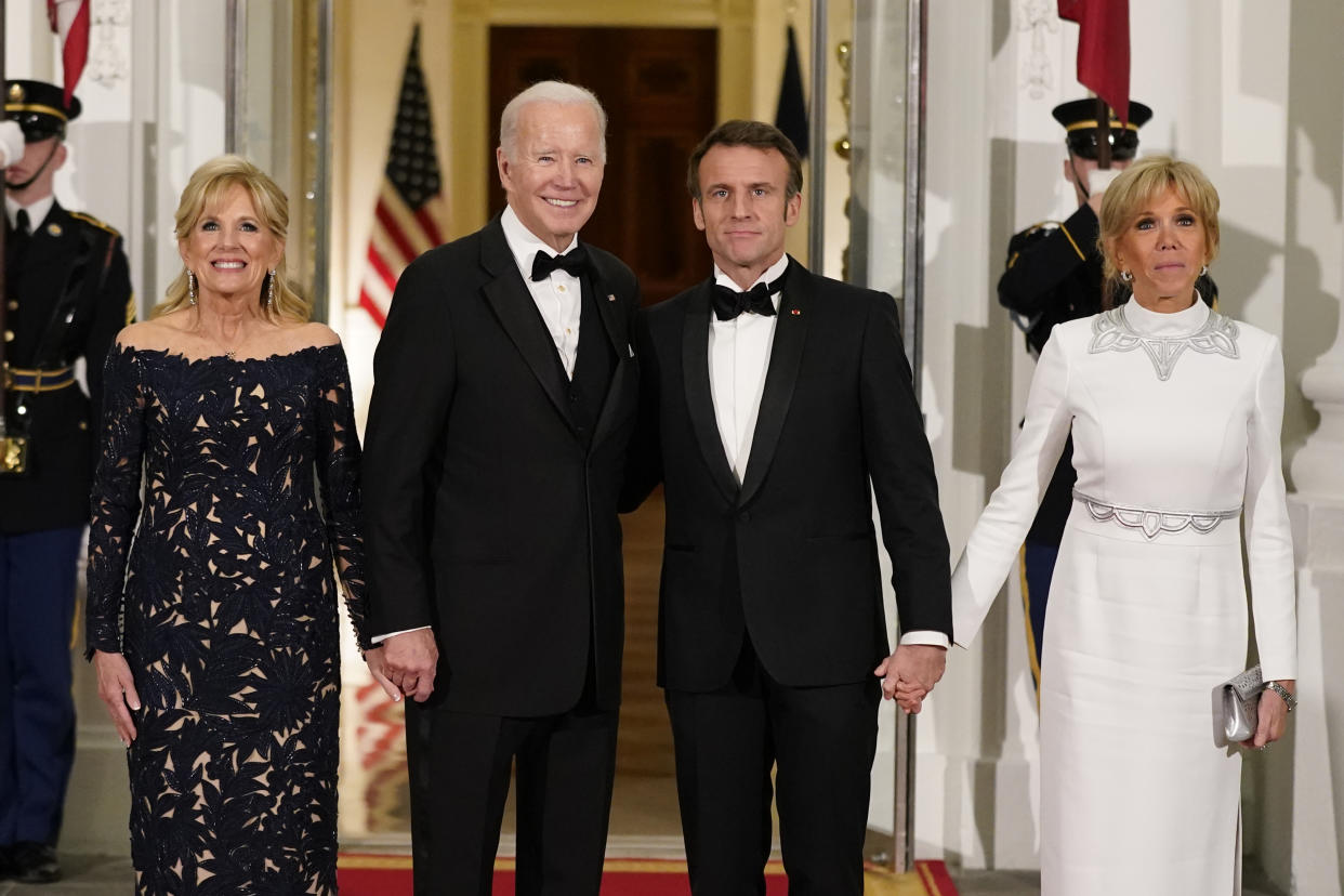 Le président Joe Biden et la première dame Jill Biden saluent le président français Emmanuel Macron et son épouse Brigitte Macron alors qu'ils arrivent pour un dîner d'État sur le portique nord de la Maison Blanche à Washington, le jeudi 1er décembre 2022. (AP Photo/Patrick Semansky )