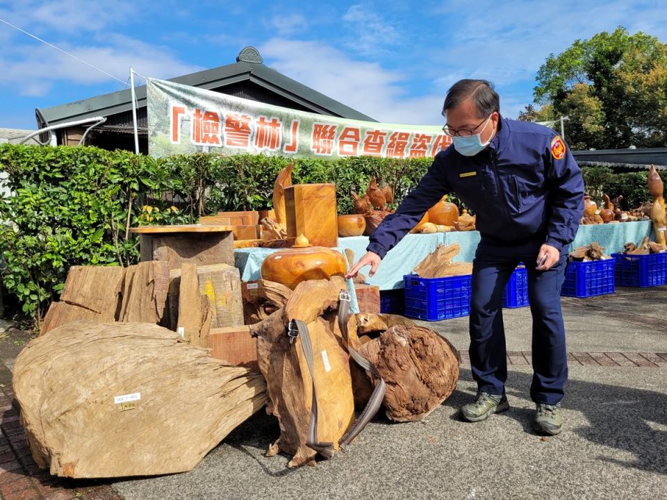  檢警21日宣布破獲宜蘭明池山老鼠盜伐集團，查扣市值 約新台幣544萬元的藝品與原木，起訴12名犯嫌。 中央社