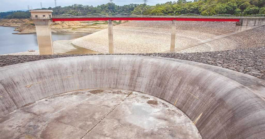 北水局計畫提高寶二水庫溢流堰1.35米，預計能增加192萬噸的蓄水量。（圖／中國時報羅浚濱攝）