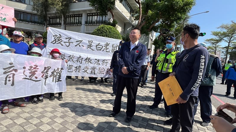 村民反對香蘭國小公辦民營 縣府：不會貿然實施 受少子化衝擊，民間團體與地方人士推動台東縣香蘭 國小轉型公辦民營，但21日有村民到縣府陳情反對； 接受民眾陳情的縣府秘書林政宏（前右2，戴眼鏡 者）表示，縣府重視教育多元性發展及可行性，但要 尊重家長選擇權，在家長沒有取得最大共識前不會貿 然實施。 中央社記者盧太城台東攝  113年3月21日 