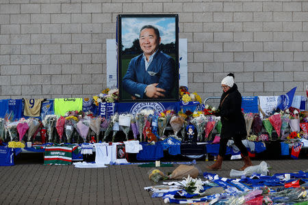 A woman places flowers outside Leicester City’s King Power stadium, after the club’s owner Thai businessman Vichai Srivaddhanaprabha and four other people died when the helicopter they were travelling in crashed as it left the ground after the match on Saturday, in Leicester, Britain, October 29, 2018. (REUTERS/Peter Nicholls)