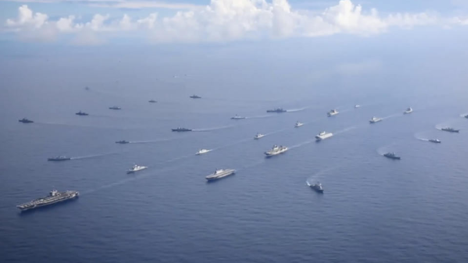 2022年美國環太平洋軍演（RIMPAC 2022）空拍畫面，可見到各國參演戰艦編成作戰支隊，在美國海軍RIMPAC演習統裁部指揮下展開戰術運動。US NAVY