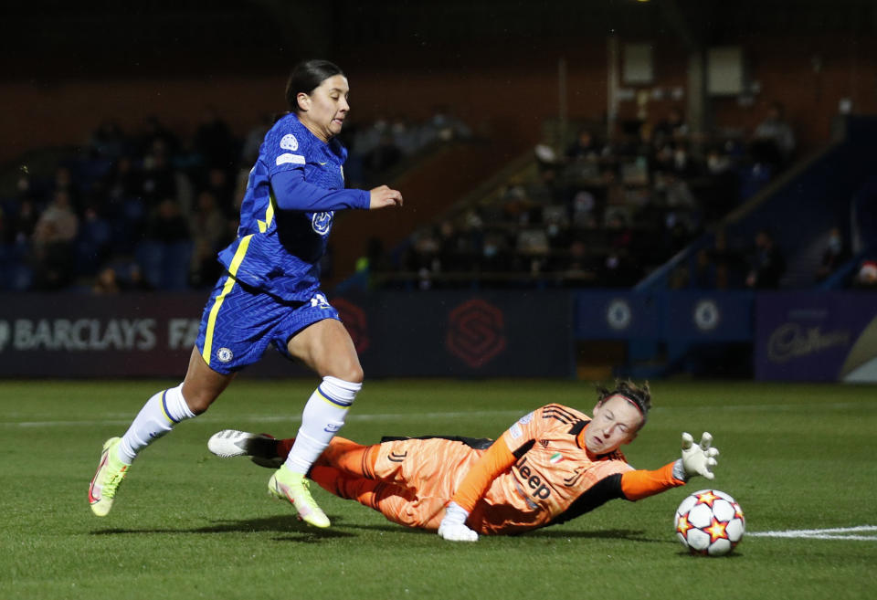 La australiana Sam Kerr del Chelsea, la jugadora mejor pagada del mundo, en acción con Pauline Peyraud-Magnin de la Juventus. (Foto: Reuters/Andrew Boyers)