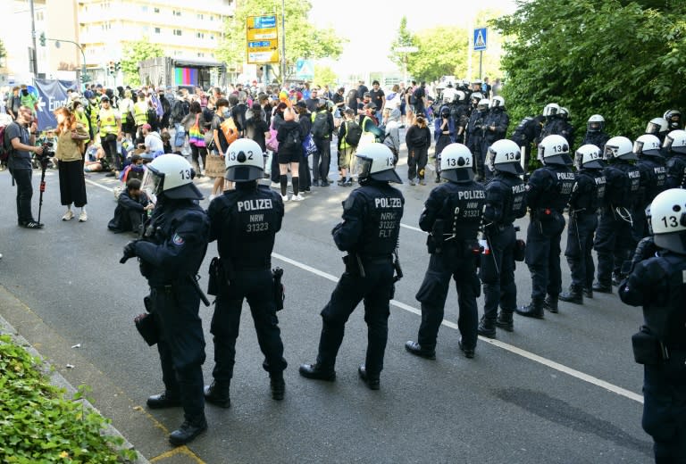 Bei ihrem Einsatz während einer Demonstration gegen den AfD-Parteitag in Essen sind zwei Polizisten schwer verletzt worden. Sie wurden ins Krankenhaus gebracht. (Volker Hartmann)