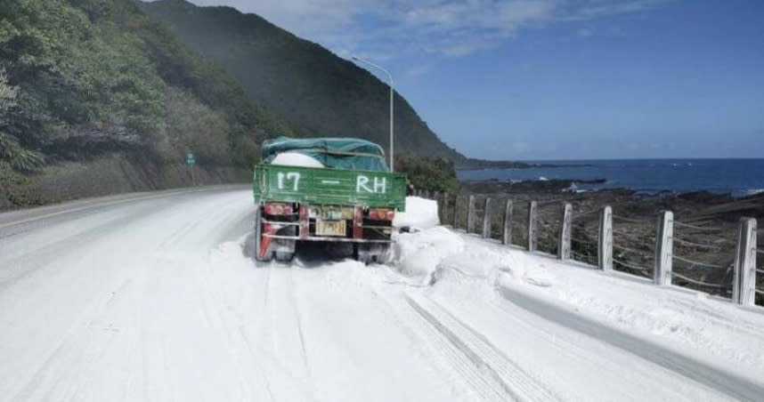 新北市貢寮台二線今下午成了雪白世界，1輛拖板車載運石灰石粉末疑似未綁好，導致撒落一地。（圖／翻攝畫面）