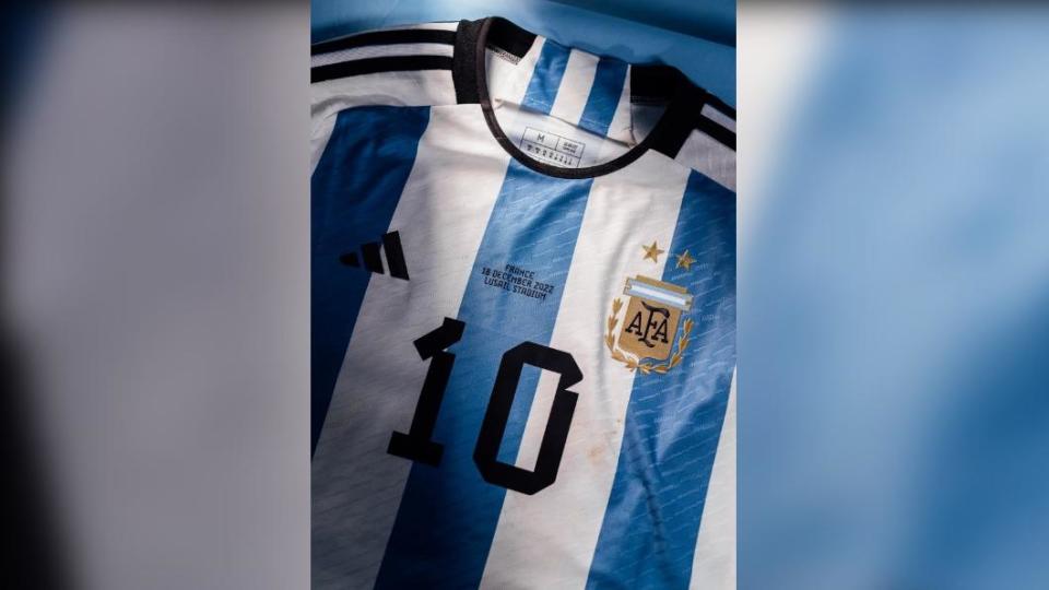  阿根廷超級球星梅西在卡達世足6件球衣將進行拍賣。（圖／翻攝自蘇富比官網）