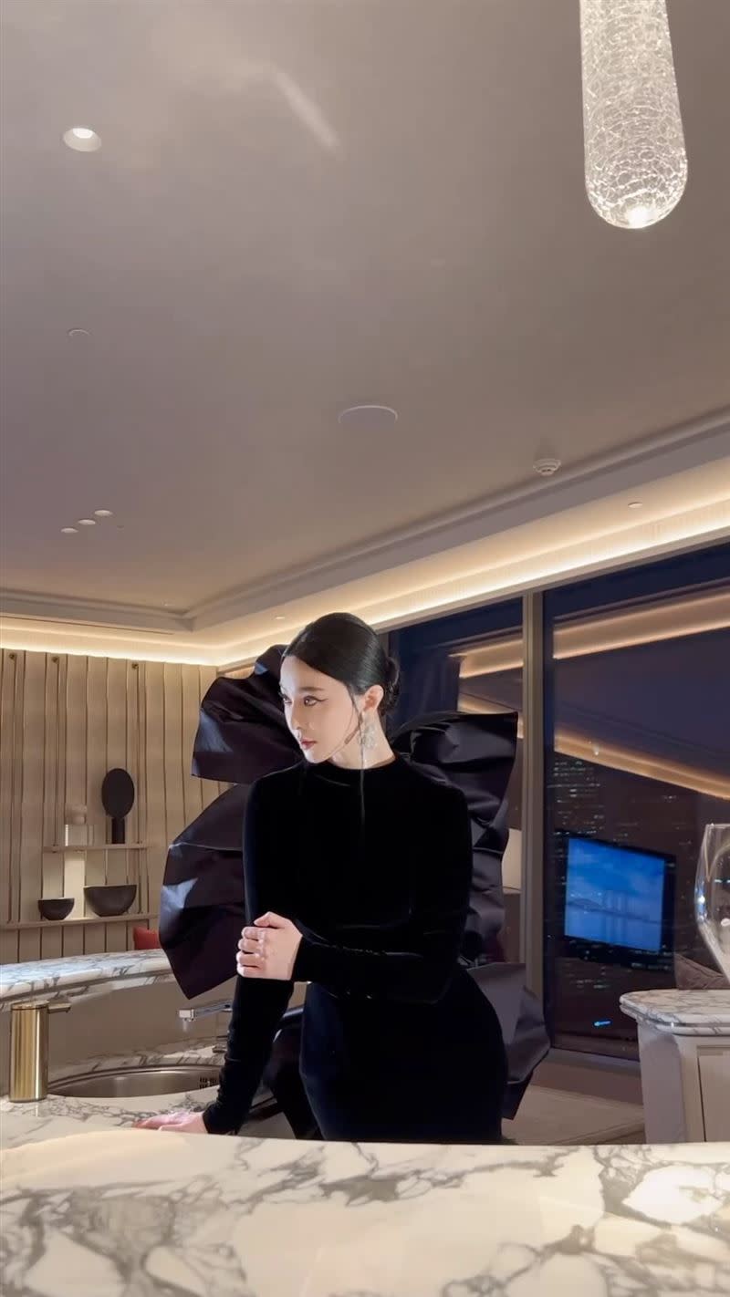范冰冰穿上Stéphane Rolland黑色高訂系列禮服。（圖／翻攝范冰冰IG）