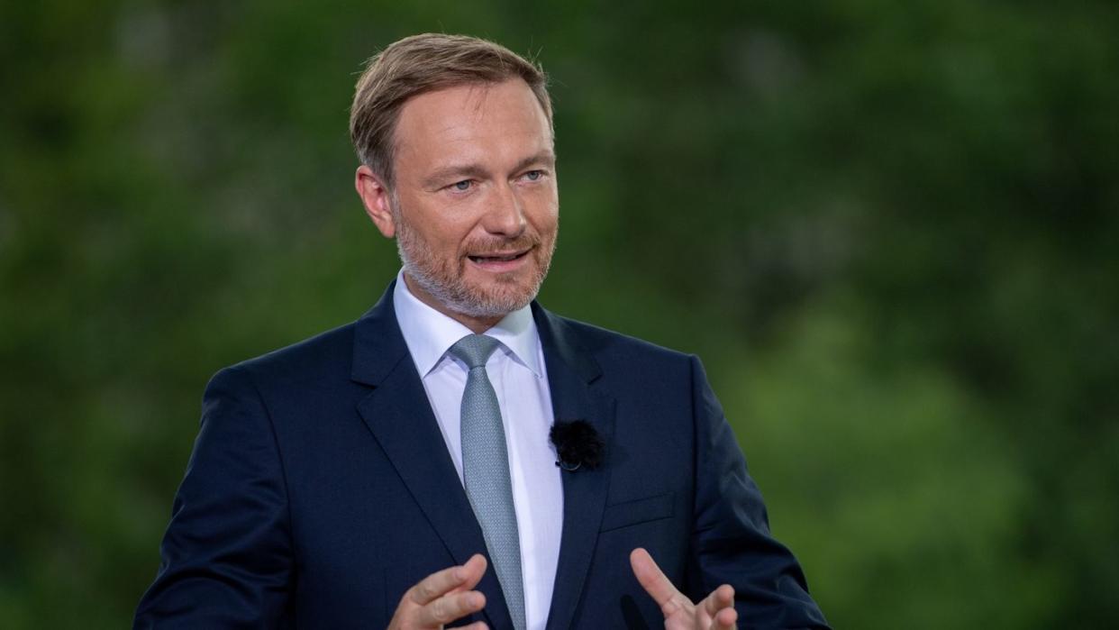 Christian Lindner, Parteivorsitzender der FDP, spricht beim ARD-Sommerinterview auf der Terrasse des Marie-Elisabeth-Lüders-Hauses.