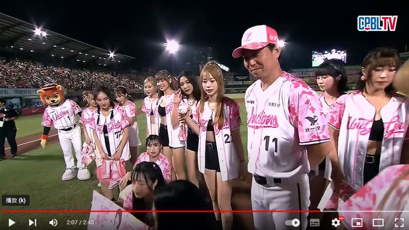 林岳平總教練和20位UniGirls合照藏不住笑容。（圖／翻攝自CPBL YT）