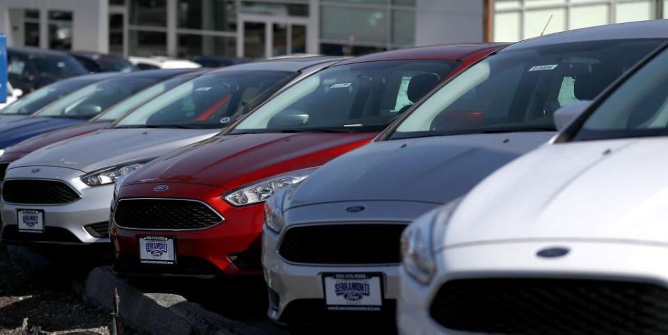 ford focuses on a dealer lot