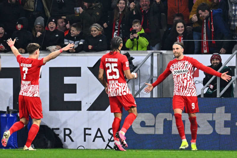 (R-L) Freiburg's Lucas Hoeler celebrates scoring his side's second goal with teammates Kiliann Sildillia and Noah Weisshaupt during the German Bundesliga soccer match between SC Freiburg and Bayern Munich at Europa-Park Stadium. Tom Weller/dpa