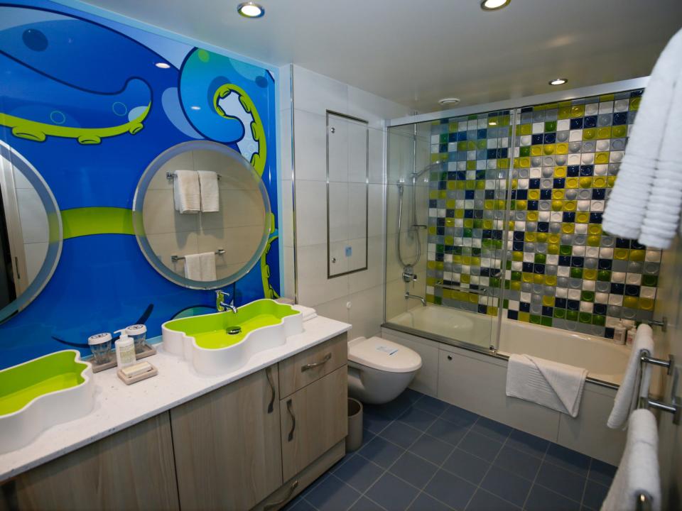 Ultimate Family Townhouse kids bathroom