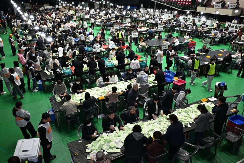 Officials begin counting ballots at a ballot counting station set up at a gym, after the general elections to choose 300 lawmakers ended. -/YNA-Pool/dpa