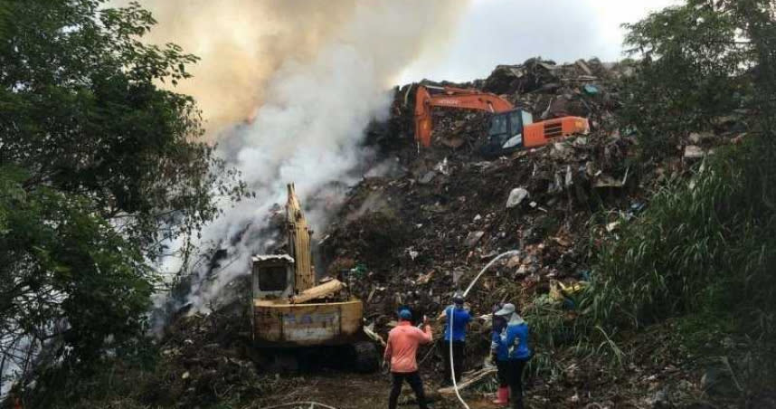 阿寶坑垃圾場日前因為沼氣引發自燃，火勢燃燒至今仍未完全撲滅，竄天的濃煙、惡臭，影響附近居民生活品質。（圖／翻攝畫面）