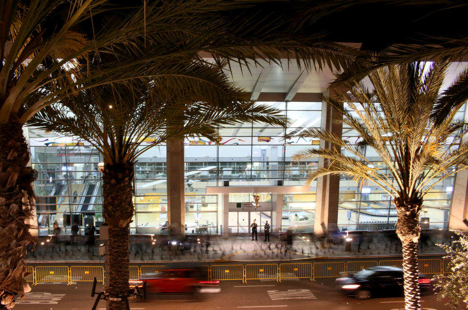 Manifestantes marchando en esta foto de larga exposición en el Aeropuerto Internacional de San Diego en marzo de 2017 en San Diego, California (Foto: SANDY HUFFAKER / AFP / Getty Images).