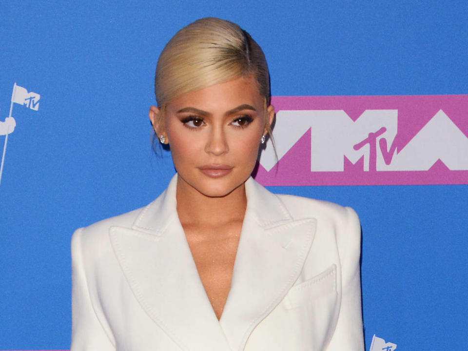 <p>Costo estimado por post: $ 1 millón<br>Ingresos mensuales estimados: $ 2 millones<br>Kylie Jenner es la estrella indiscutible de las redes sociales, además de una empresaria exitosísima con una fortuna valorada en 900 millones de dólares.<br>Según el New York Post, el miembro más joven del clan Kardashian-Jenner, que tiene 113 millones de seguidores, gana $ 1 millón por cada publicación en Instagram.<br>Los patrocinadores de Jenner incluyen Teami Blends, Calvin Klein y Bondi Sands, y publica alrededor de dos posts patrocinadas por mes. Eso significa puede ganar hasta $ 24 millones en un año solo con las ganancias de Instagram.<br>Foto: Yahoo Vida y Estilo. </p>