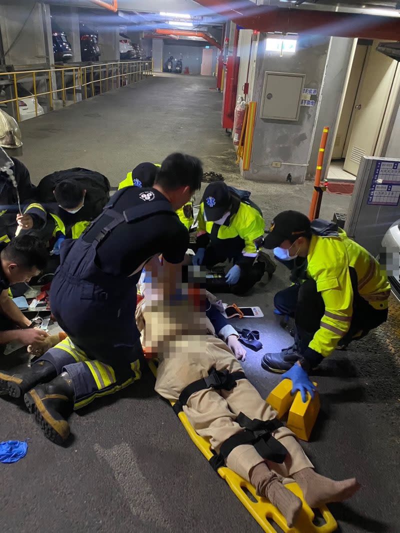 ▲汐止某社區住宅住戶機械式停車場，今（27）日晚間傳出夾傷人意外，男住戶OHCA送醫搶救。（圖／翻攝畫面）