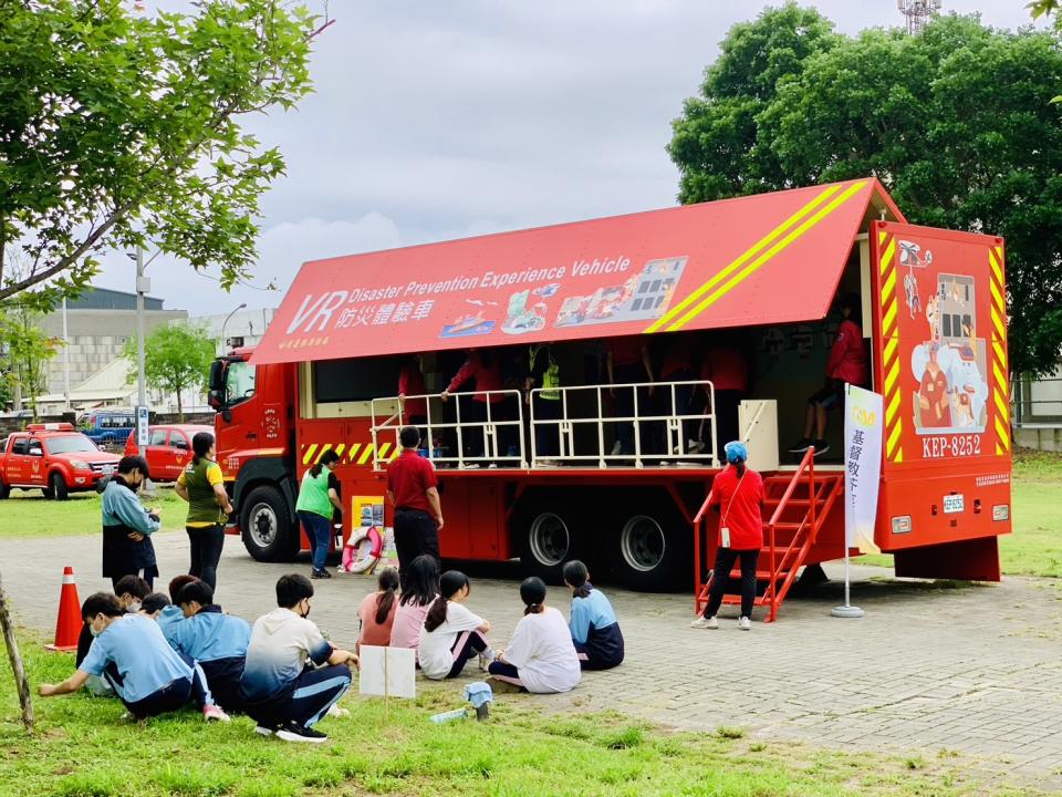 芥菜種會與新城國中、花蓮縣消防局合作，引入消防VR體驗車，從虛擬實境中體驗防災知識重要性。（圖：花蓮縣消防局提供）