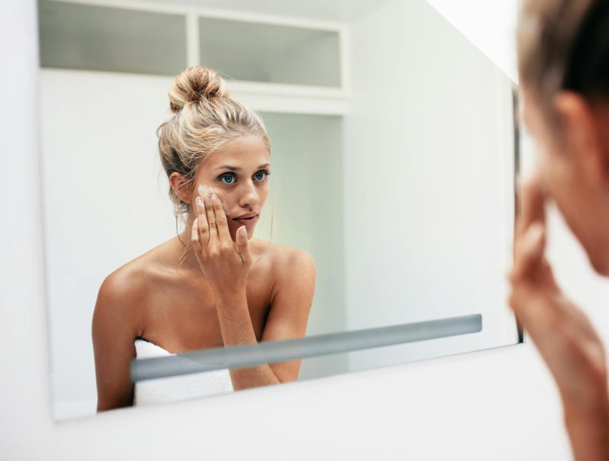 <a href="https://www.shutterstock.com/es/image-photo/reflection-female-mirror-rubbing-cosmetic-cream-529580050" rel="nofollow noopener" target="_blank" data-ylk="slk:Jacob Lund/Shutterstock;elm:context_link;itc:0;sec:content-canvas" class="link ">Jacob Lund/Shutterstock</a>