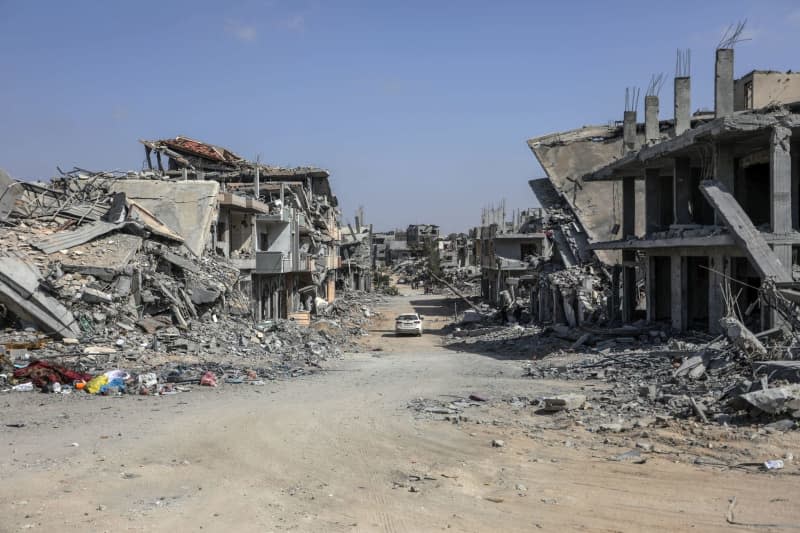 Palestinians return to their destroyed homes after the Israeli army withdrew from the Austrian neighbourhood during the violent battles between Israel and Hamas. Abed Rahim Khatib/dpa