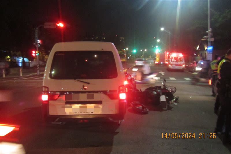 救護車闖紅燈，撞上2名女騎士。（圖／翻攝畫面）