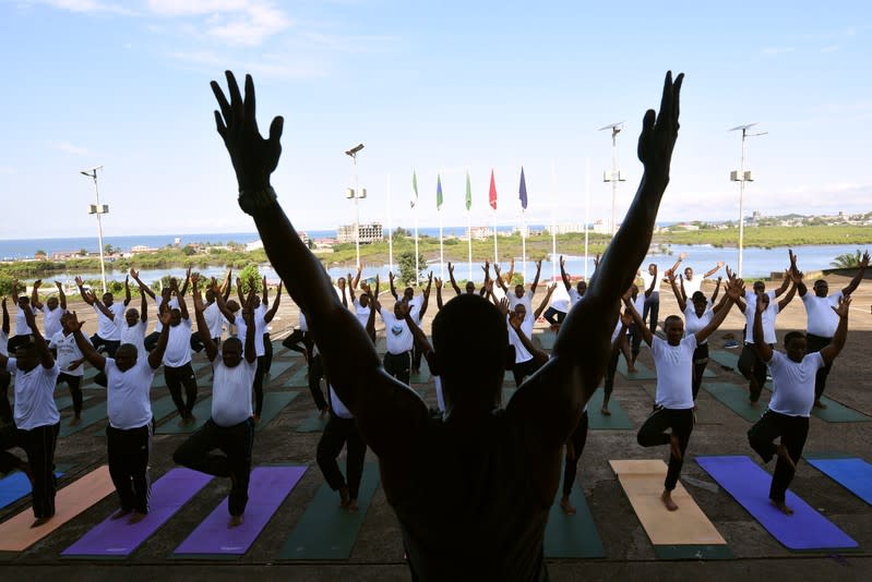 Soldados de Sierra Leona participan en un entrenamiento de yoga en una base militar en Freetown.