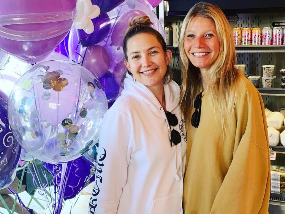 Gwyneth Paltrow hatte ein besonderes Geschenk für ihre Freundin und "kleine Schwester" Kate Hudson: Wie sie in einem Instagram-Post verriet, überraschte Paltrow ihre Schauspiel-Kollegin zum 40. Geburtstag mit einer Geburtstags-Yoga-Stunde. "Du strahlst Freude aus, mit dir macht alles Spaß", schwärmte sie. (Bild: instagram.com/gwynethpaltrow)