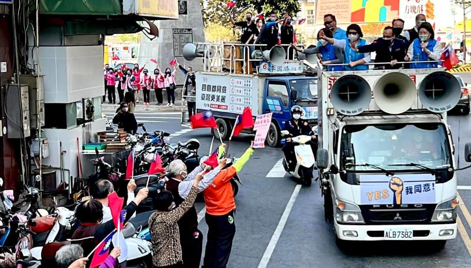 國民黨為公投掃街催票。   圖：擷取自朱立倫臉書（資料照）