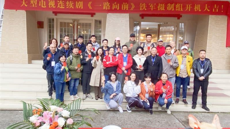《一路向前》由習辛執導，去年12月22日在內江大千園舉行開機儀式。（圖／翻攝自微博）