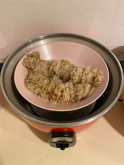 原PO用電鍋蒸糯米腸，居然變成一盤面目全非的油飯。（圖／翻攝自爆怨公社）