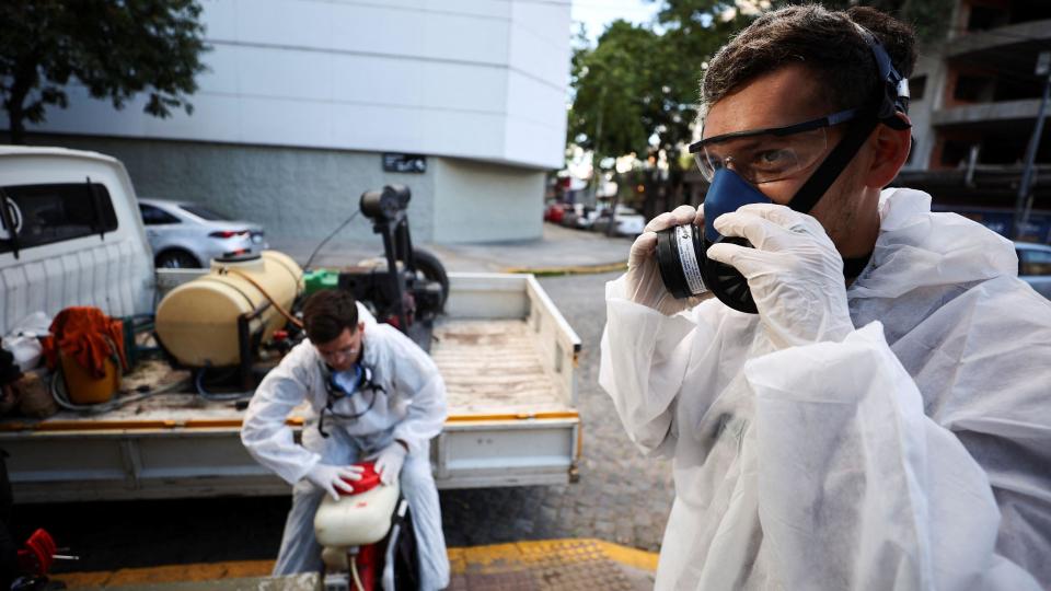 Un equipo sanitario rocía con insecticidas para matar mosquitos en un parque público de Buenos Aires, Argentina 26 de marzo de 2024.