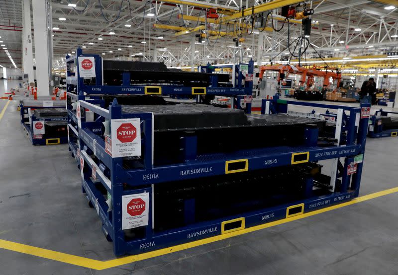 FOTO DE ARCHIVO: Las baterías de los prototipos de camionetas Ford F-150 Lightning totalmente eléctricas se ven en el Rouge Electric Vehicle Center en Dearborn, Michigan, EEUU