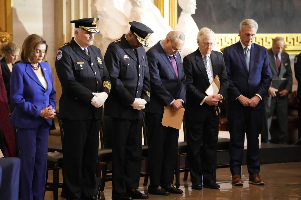 La ceremonia realizada el 6 de diciembre de 2022, de condecoración para los guardias que defendieron en Capitolio de Estados Unidos el 6 de enero de 2021. De izq a der: la presidenta de la Cámara de Representantes Nancy Pelosi, el comandante de la Policía del Capitolio J. Thomas Manger, el comandante de la Policía Metropolitana Robert J. Contee, el líder de los republicanos en el Senado Mitch McConnell, y el líder de los republicanos en la Cámara de Representanters Kevin McCarthy. (Foto AP/Alex Brandon)