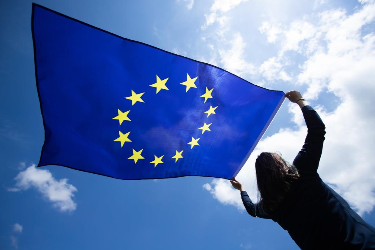 <a href="https://www.shutterstock.com/es/image-photo/young-woman-holding-european-union-flag-1404450368" rel="nofollow noopener" target="_blank" data-ylk="slk:Melinda Nagy/Shutterstock;elm:context_link;itc:0;sec:content-canvas" class="link ">Melinda Nagy/Shutterstock</a>