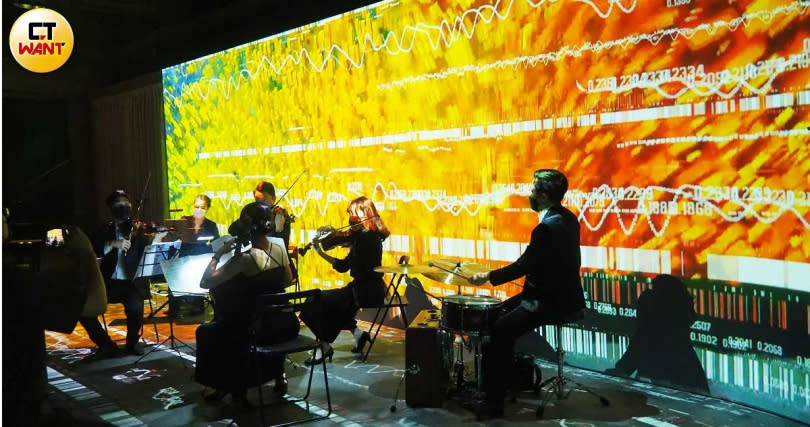 展前預覽場次，特別邀請台北愛樂交響樂團在「超弦理論（Say Superstrings）」展區現場演奏。