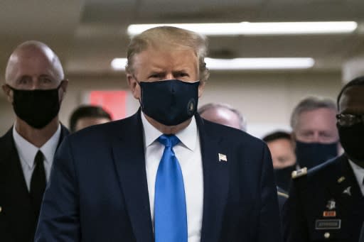 El presidente de EEUU Donald Trump cedió y se mostróp en público con mascarilla el 11 de julio de 2020 al visitar un hospital cercano a Washington (AFP | ALEX EDELMAN)