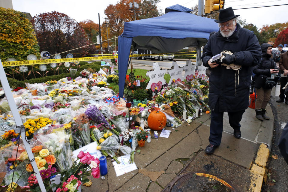 Rabbi Chuck Diamond arrives on the street corner outside the Tree of Life Synagogue on Nov. 3, 2018, to lead a Shabbat morning service one week after 11 people were killed and six wounded in a shooting at the synagogue.&nbsp; (Photo: ASSOCIATED PRESS)