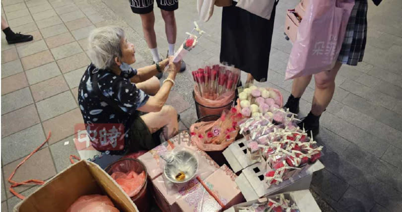 90歲「玫瑰花婆婆」為扛家計，在中山捷運擺攤賣花。（圖／游定剛攝，中時新聞網授權使用）