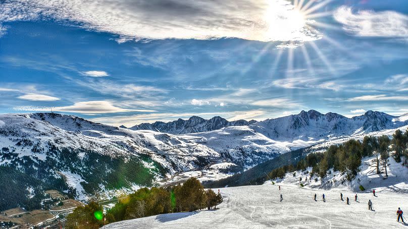 ARCHIVO: Una fotografía de turistas esquiando en Andorra