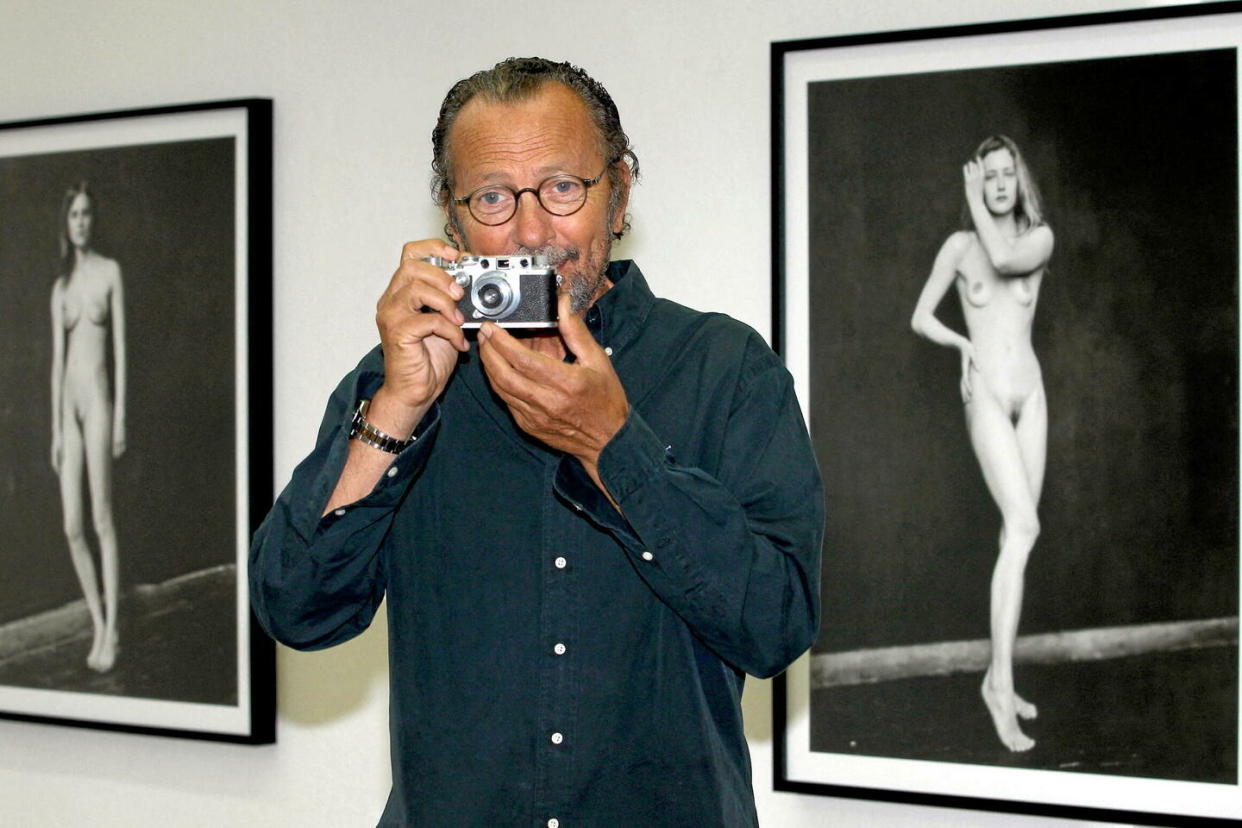 Le photographe Paolo Roversi, ici en Allemagne en 2010, devant la série de ses 49 « Nudi », l'une de ses réalisations les plus célèbres.  - Credit:Alamy Stock Photo / Abaca