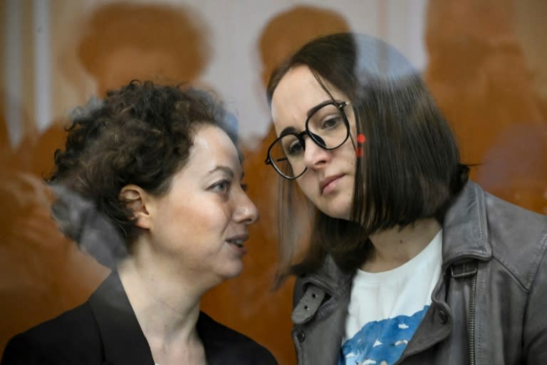 La directora de teatro rusa Yevguenia Berkovich (izq.) y la guionista Svetlana Petriychuk comparecen ante un tribunal de Moscú el 20 de mayo de 2024 (Alexander Nemenov)