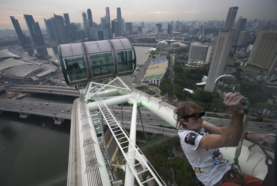 French climber Alain Robert, also known as "Spiderman", scales the 165-metre-high (541-feet) Singapore Flyer observation wheel in Singapore November 5, 2010. REUTERS/Vivek Prakash