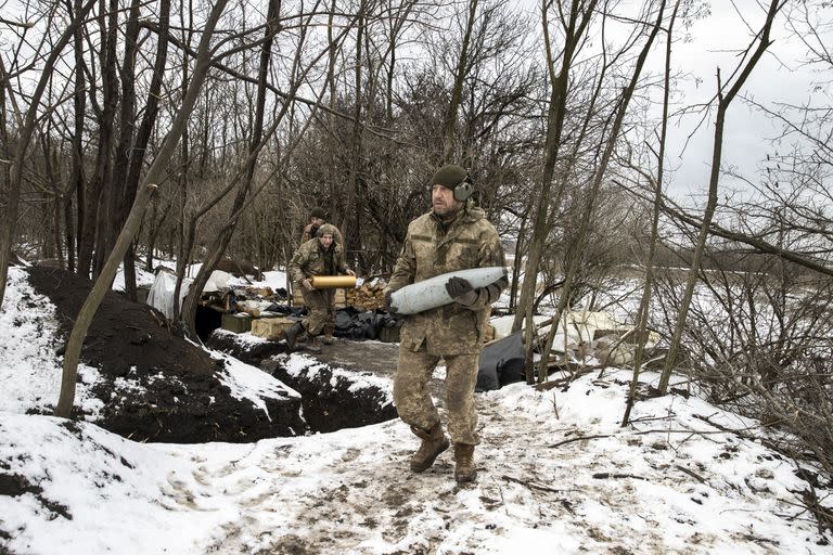 Soldados de las fuerzas armadas ucranianas disparan un obús contra posiciones rusas, en la región de Donbass