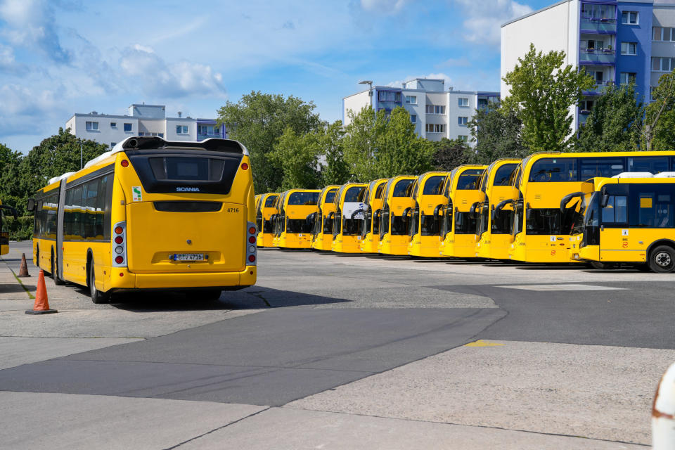So viele Busse, so wenige Busfahrer. Berlin streicht aus Personalmangel den Fahrplan zusammen.  - Copyright: Picture Alliance
