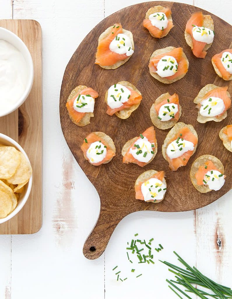 Chips, crème fraîche et saumon fumé