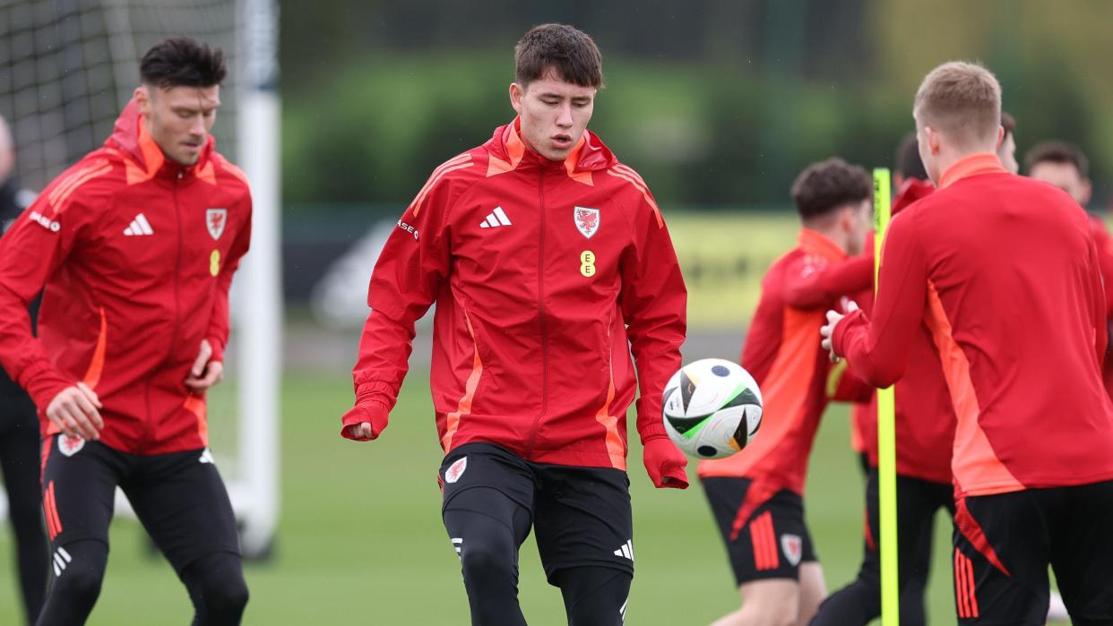 Rubin Colwill trains with Wales