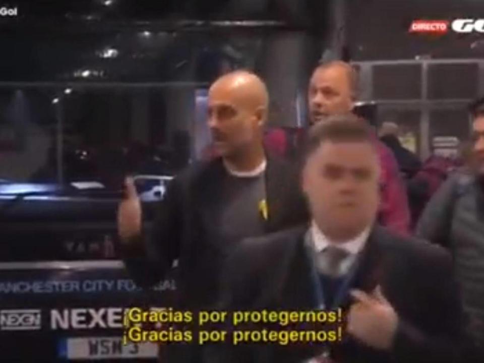 Guardiola gives a thumbs up to security staff (Gol TV)