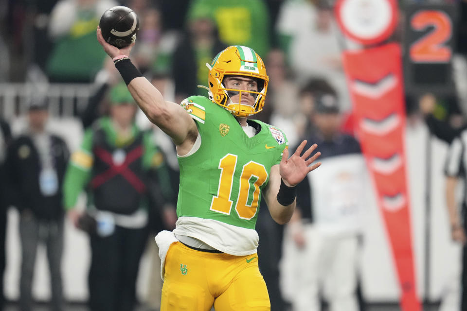 Oregon quarterback Bo Nix (10) throws against Liberty during the first half on the NCAA Fiesta Bowl college football game, Monday, Jan. 1, 2024, in Glendale, Ariz. (AP Photo/Ross D. Franklin)